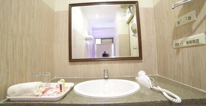 Oyo 1681 Hotel Devansh อุเดเปอร์ ภายนอก รูปภาพ